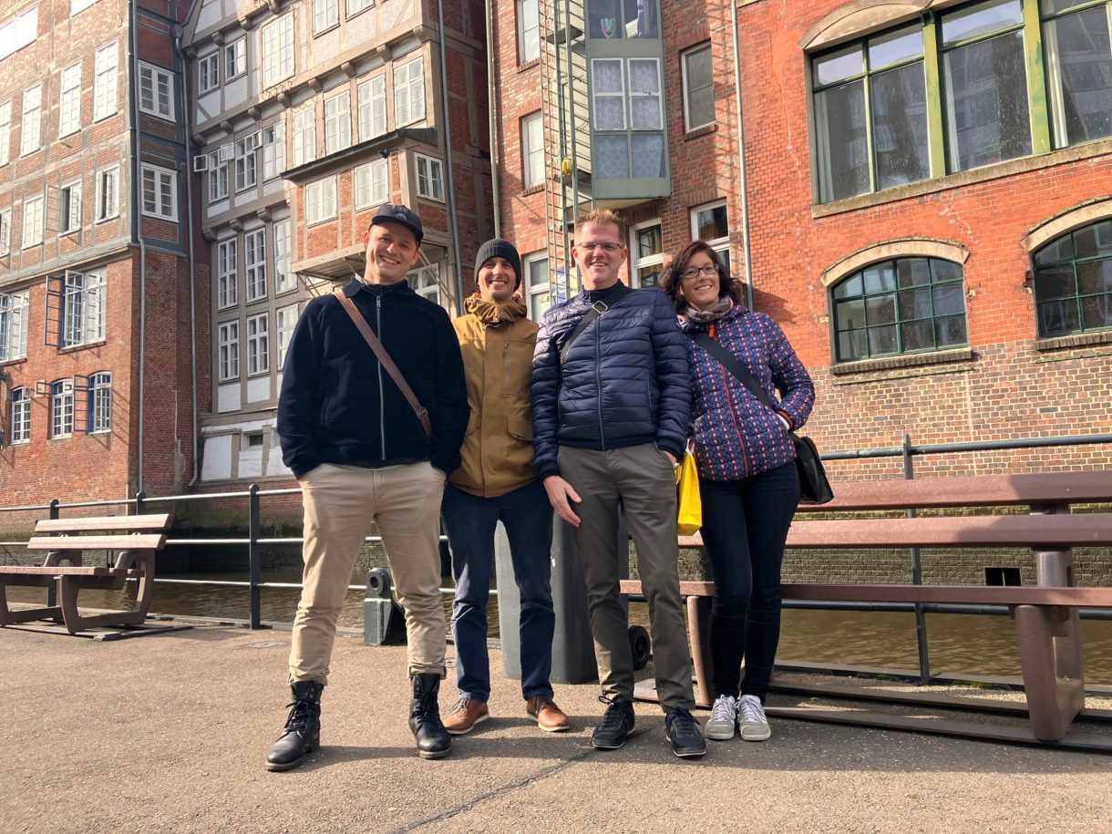Vier Personen stehen vor Backsteinfassade in Hamburgs Speicherstadt, Architektur-Exkursion Bauplanung