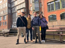 Vier Personen stehen vor Backsteinfassade in Hamburgs Speicherstadt, Architektur-Exkursion Bauplanung