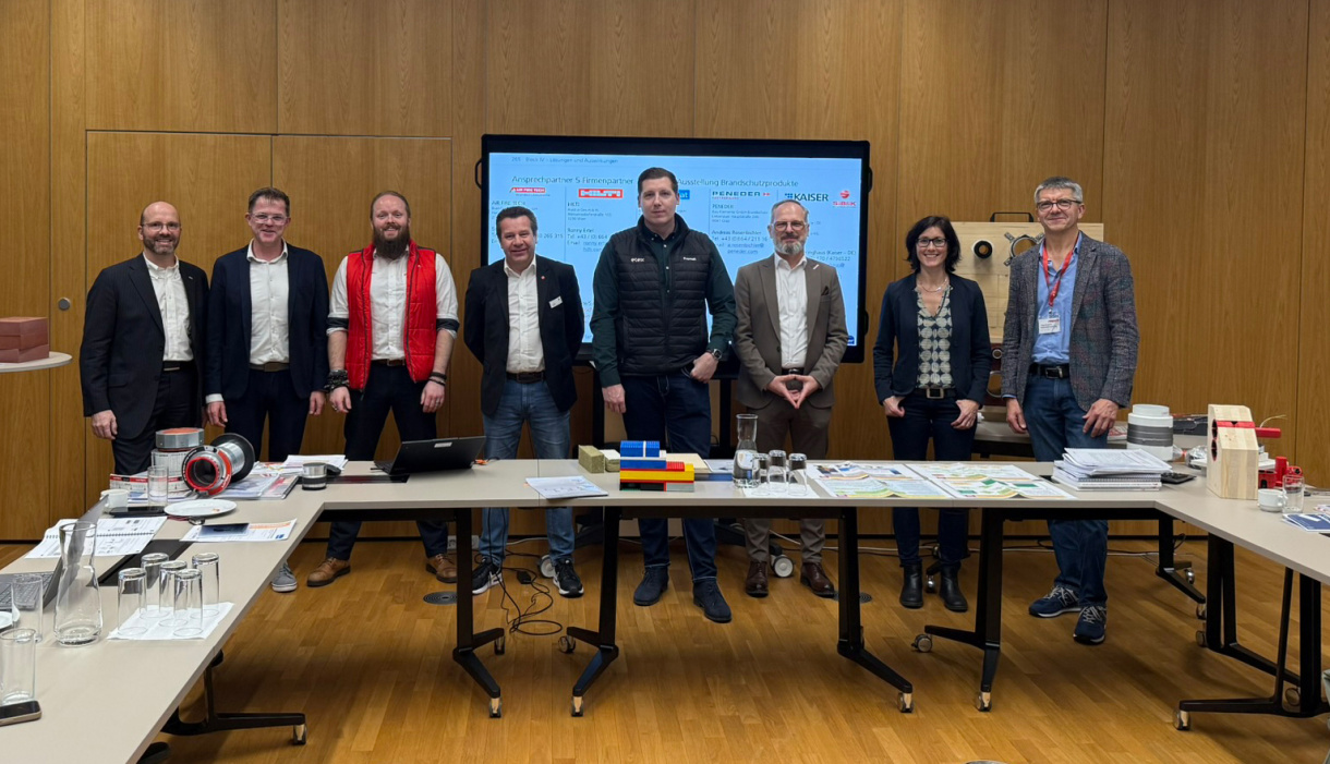 Gruppe von Fachleuten bei Holzbau-Seminar in einem Konferenzraum